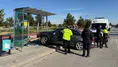 Konya'da çarpışan otomobilden birisi otobüs durağına daldı