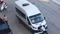 Önünü kestiği yolcu minibüsünü yumrukladı