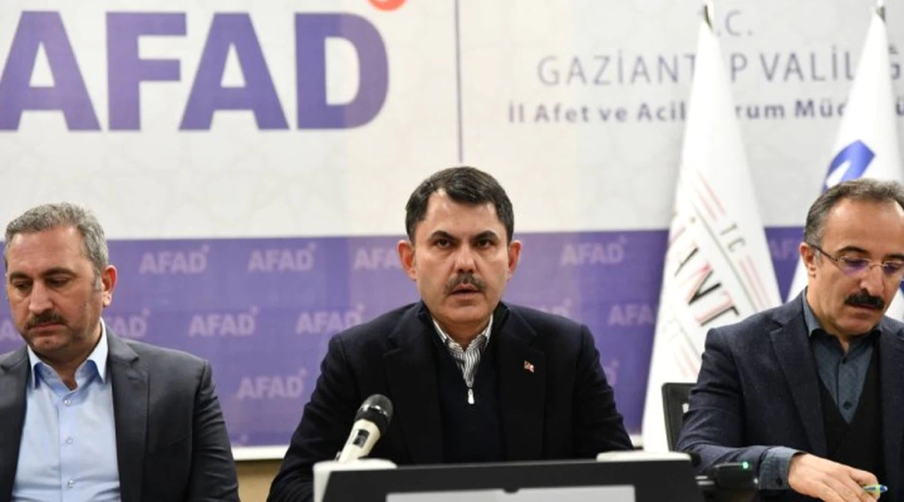 "Enkaz altında yakınlarını bekleyen vatandaşlarımızın dizinin dibinde olacağız"