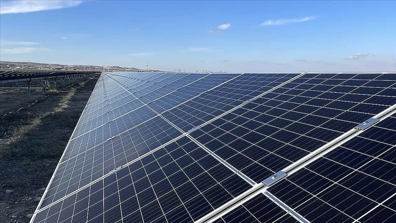 "Güneş enerjisinde artan yatırımla toplam kurulu gücümüz 10 bin megavat sınırını aştı"