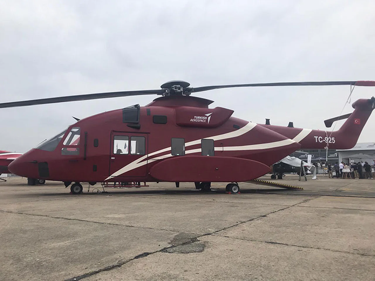 Türkiye'nin yeni helikopteri T925 ilk kez vitrine çıktı