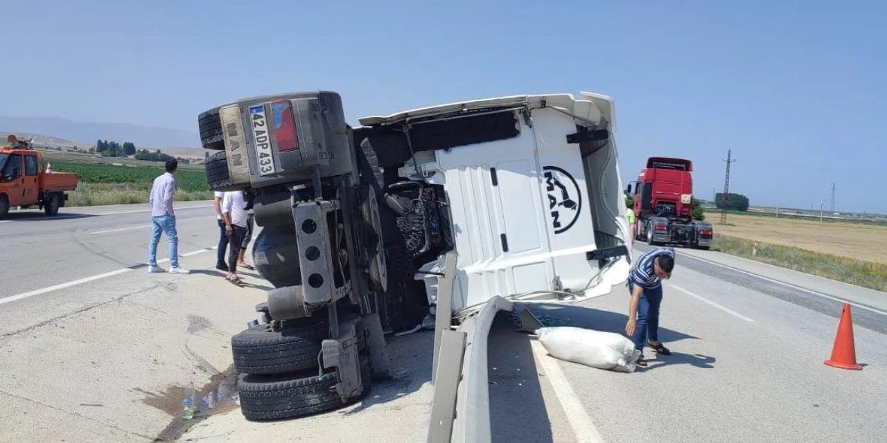 Konya'da çekici devrildi: 5 yaralı