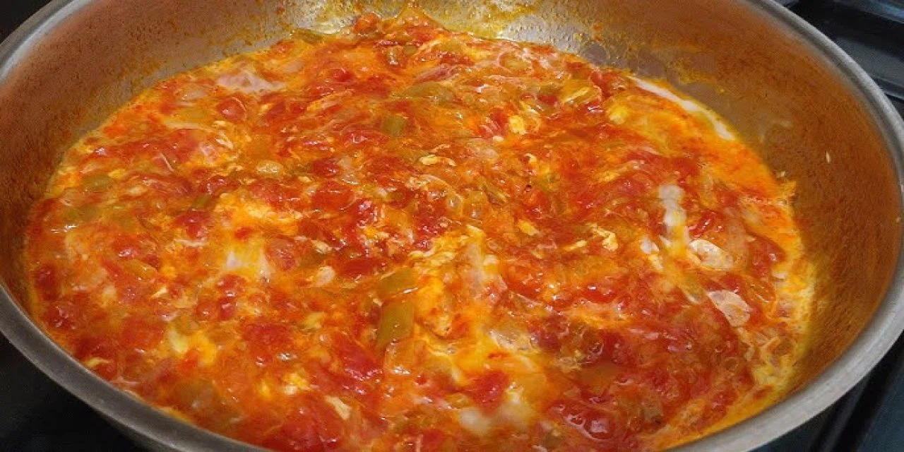 Lezzetli menemen pişirmenin püf noktası: Bakın aşçılar menemen pişirirken ne yapıyor