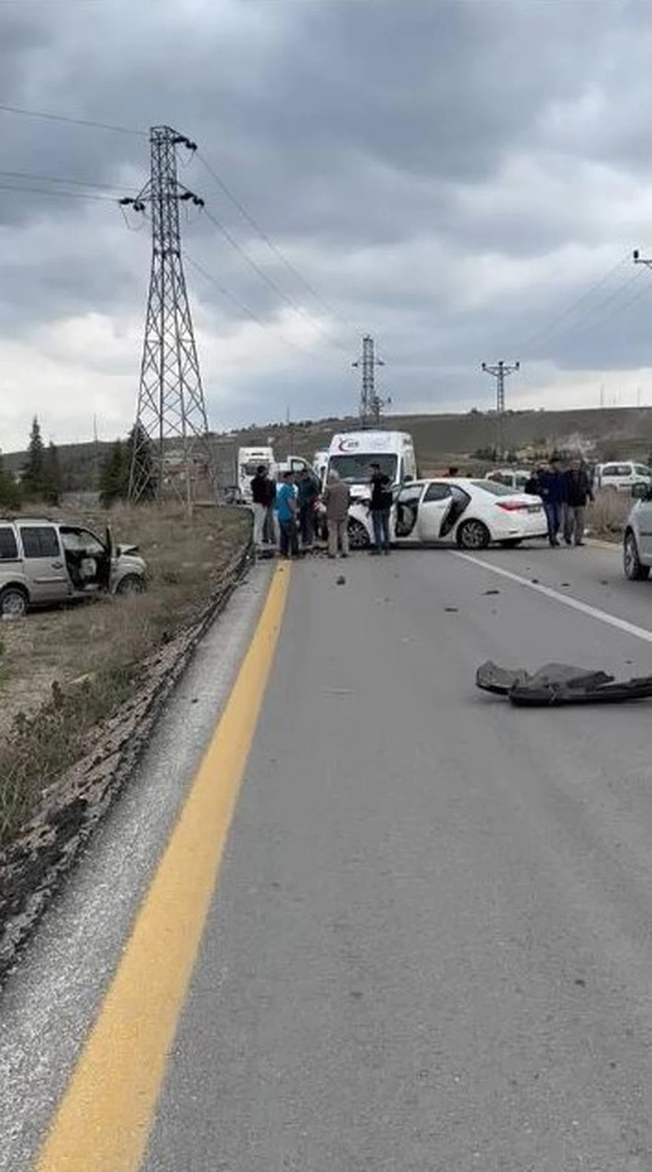 Otomobiller kafa kafaya çarpıştı