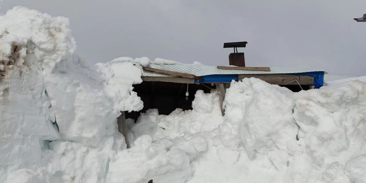 Yayla evleri kar altında