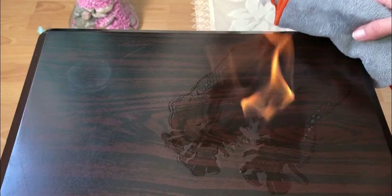 Masadaki ve sehpadaki bardak lekelerini onunla silin... Lekelerden asla eser kalmıyor
