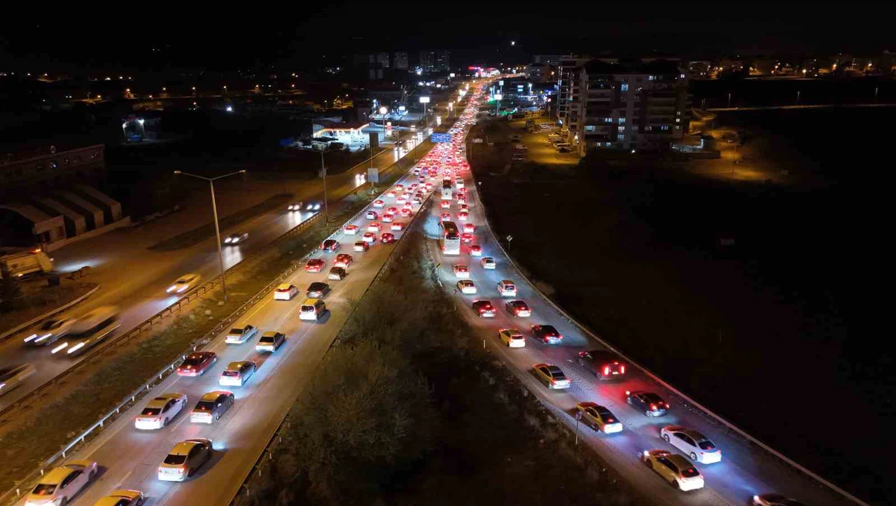 Tatilciler dönüş yolunda: 43 ilin geçiş noktasında kilometrelerce araç kuyruğu