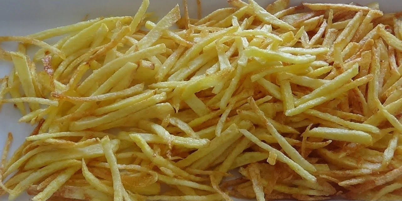 Çıtır çıtır oluyor ve asla yağ çekmiyor; Lezzetli patates kızartmasının püf noktası...