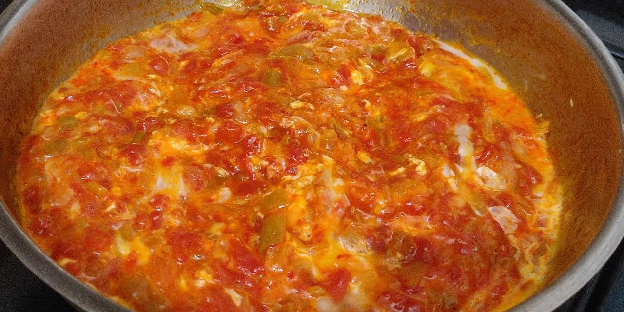 Menemen daha sulu oluyor ve asla dibi tutmuyor. İşte lezzetli menemen pişirmenin püf noktası