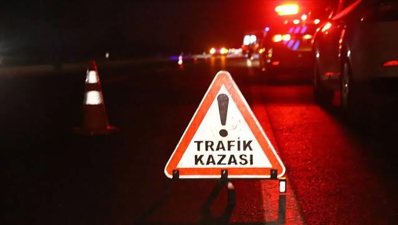 Kamyonet ile otomobil kafa kafaya çarpıştı: 3 yaralı