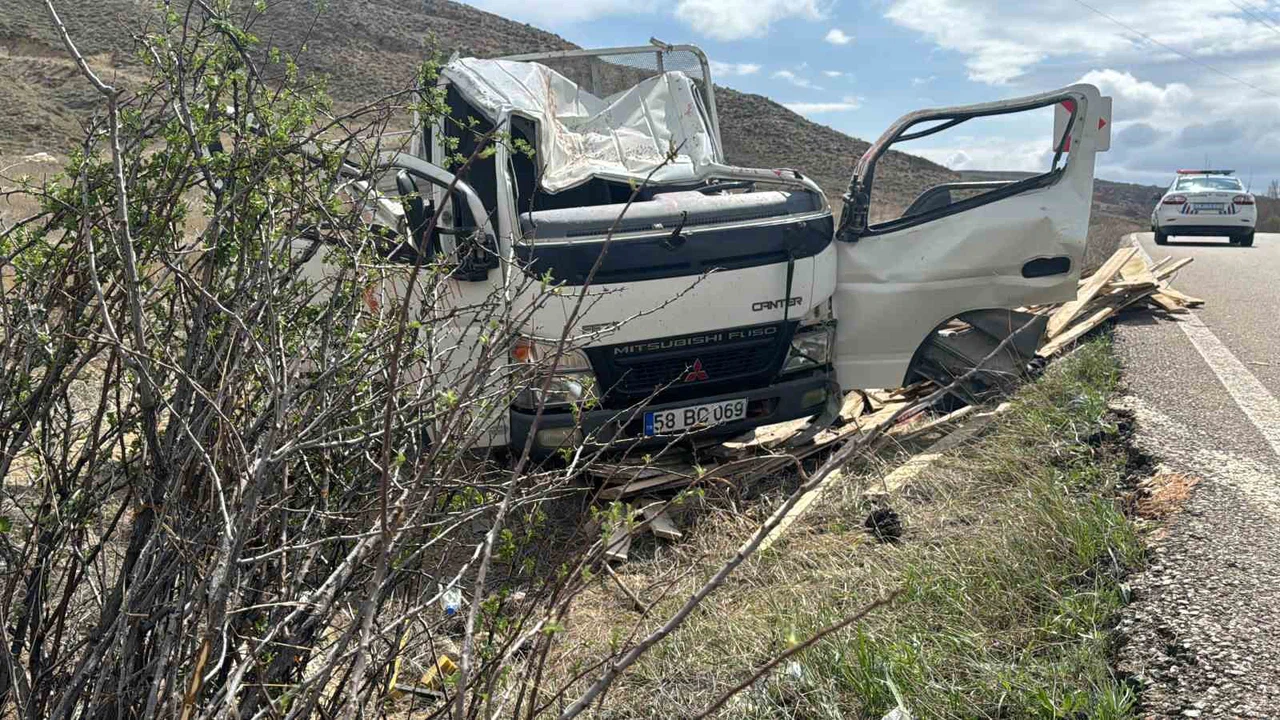 Kamyonet refüje çıkıp takla attı, 1 ölü 2 yaralı