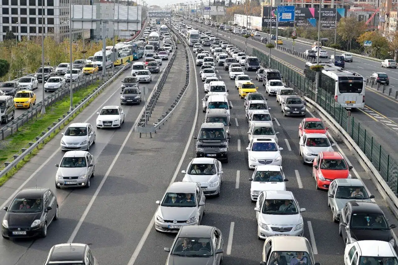 On binlerce insan yollarda: Trafik resmen kilitlendi