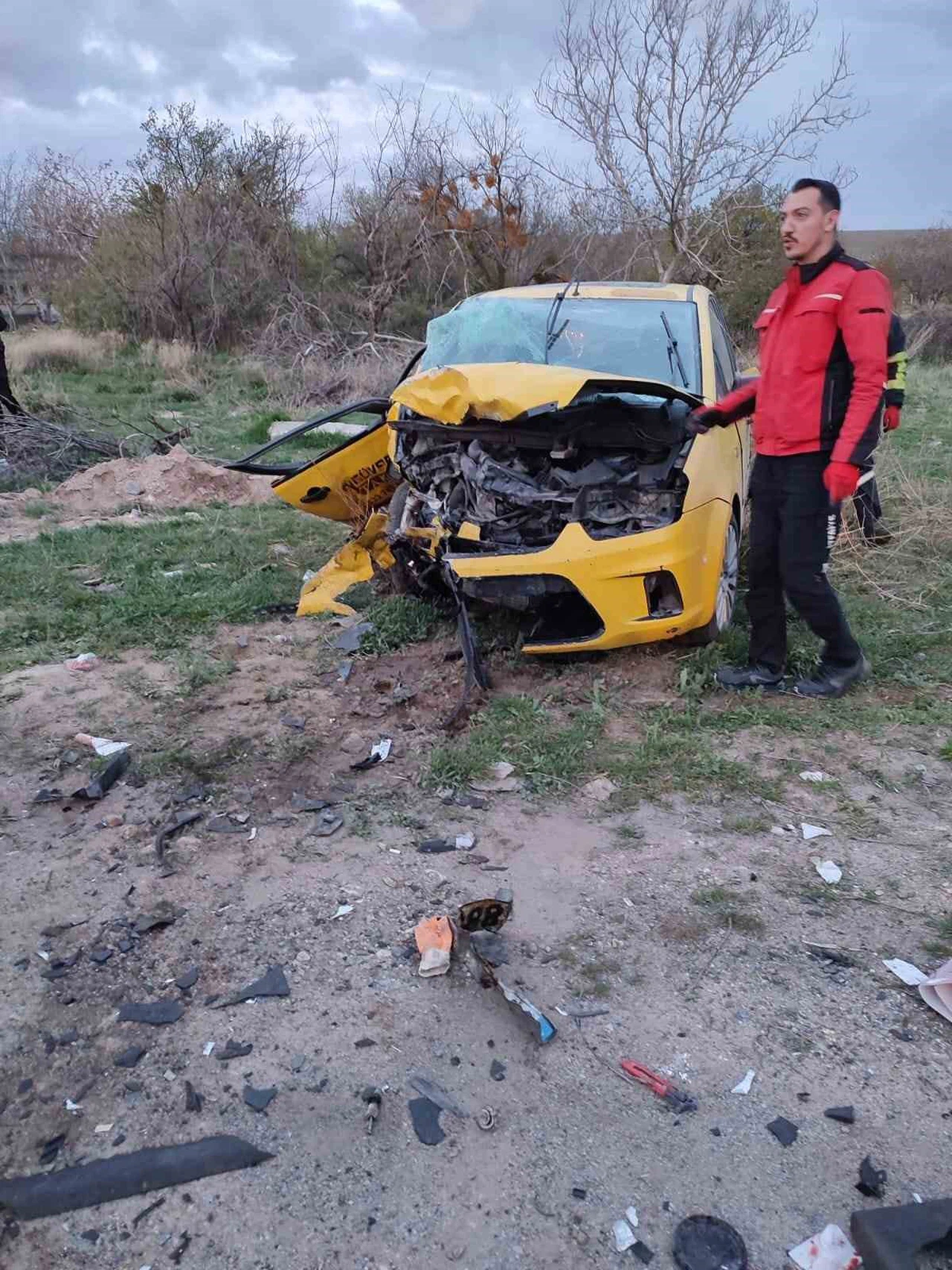 İki otomobil kafa kafaya çarpıştı: 1’i ağır 4 yaralı