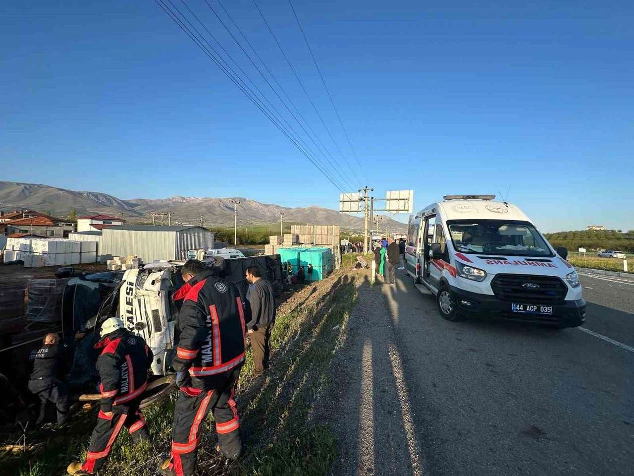 Yürekleri yakan kaza: Yolcu otobüsü devrildi