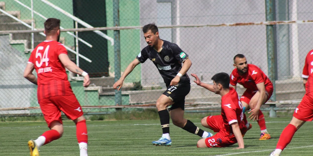 1922 Konyaspor'da Ertuğrul Tekşen 5. golünü attı