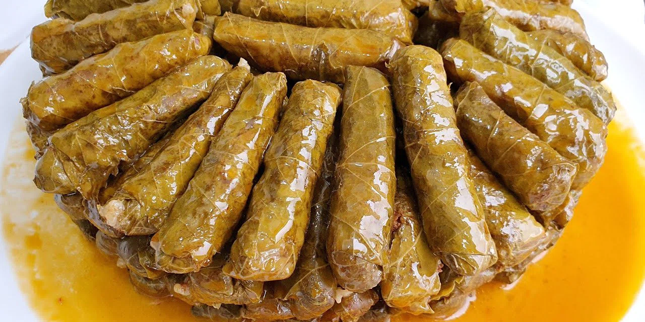 Yaprak sarmasını lokum gibi pişirme tüyosu belli oldu. Lezzeti herkesi hayran bırakıyor