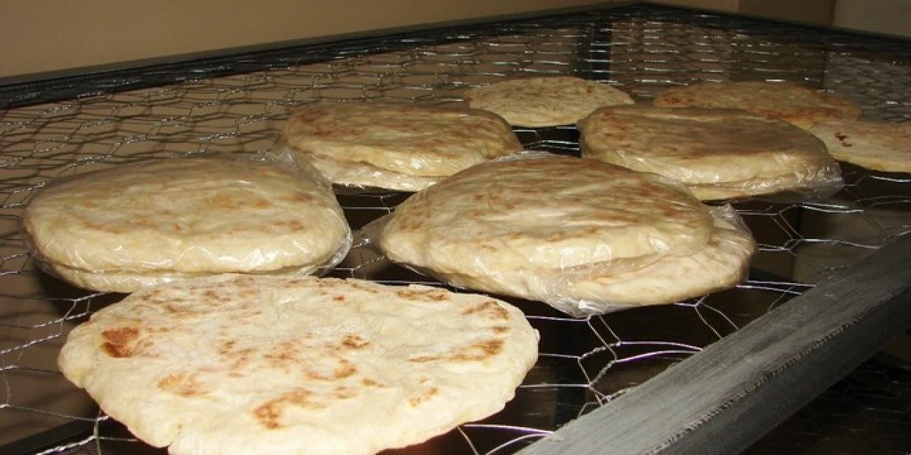 Lokantacılar böyle hazırlıyor ve asla sönmüyor. Lezzetli bazlama yapmanın püf noktası...
