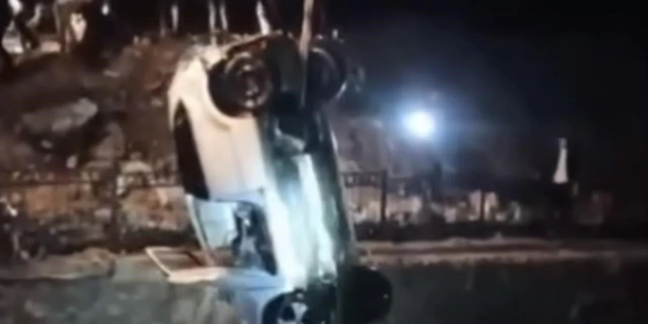 Kontrolden çıkan otomobil dereye uçtu: 4 ölü, 1 yaralı