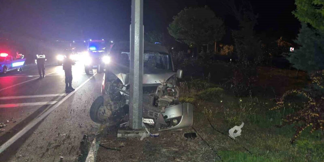 Konya'da feci kaza! Direğe çarptı: 1 ölü, 2 yaralı