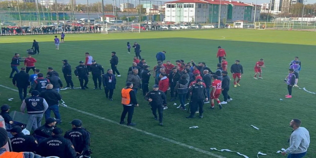 1922 Konyaspor'a saldıran Sivas Dört Eylül'e tarihi ceza! 23 maç men, 183 bin TL para cezası...