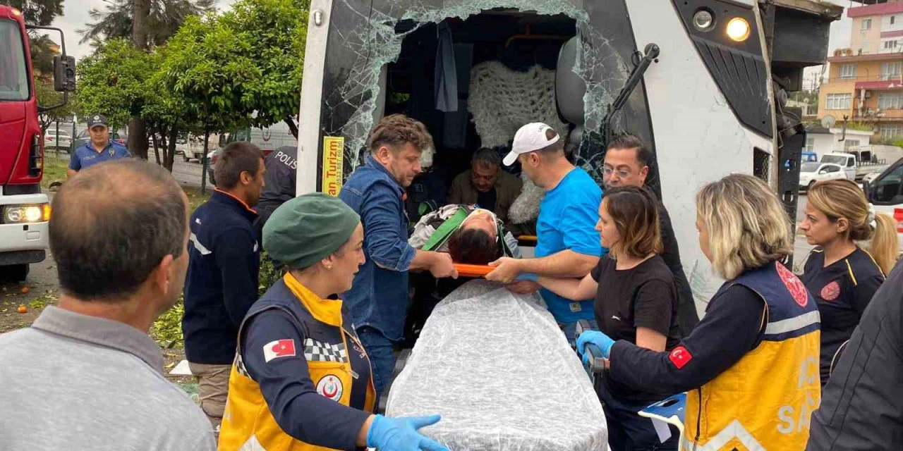 Otel servis aracı devrildi: 19 yaralı