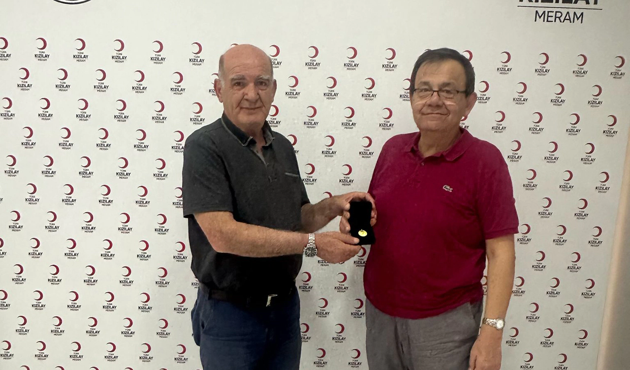 Feyzullah Ertaş'tan altın madalya hediyesi