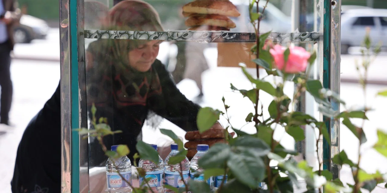 17 yıldır Konya'nın ’Simitçi Teyzesi’ oldu