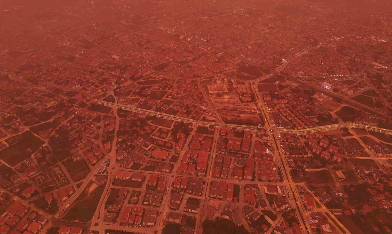 Afrika’dan gelen toz nedeniyle gökyüzü kırmızı, mor ve sarı renklerine büründü