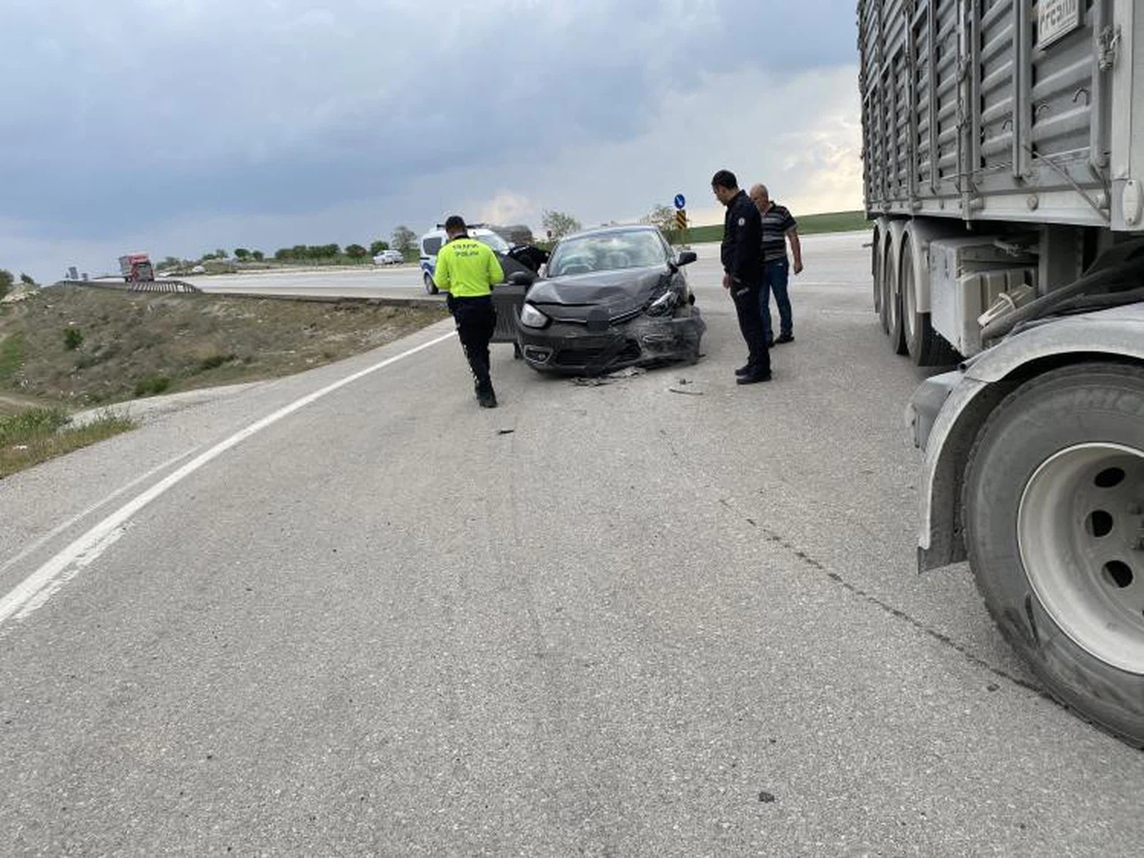 Konya’da otomobil ’U’ dönüşü yapan tıra çarptı: 1 yaralı