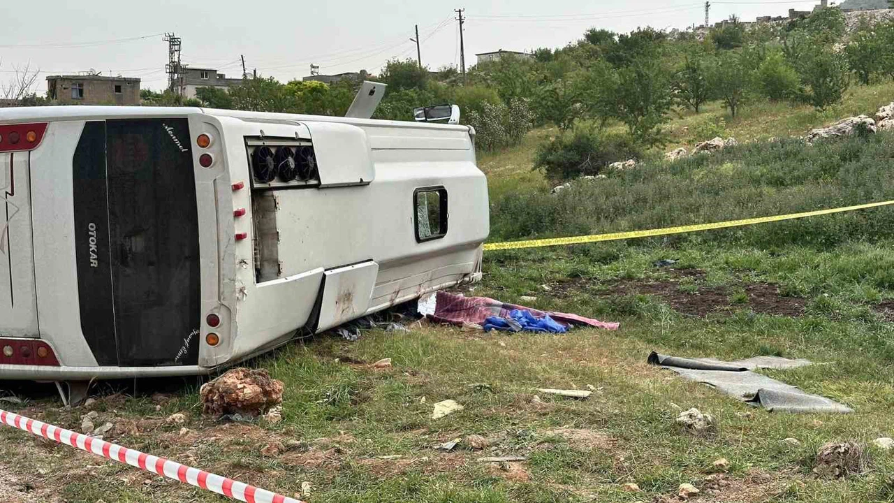 Yolcu taşıyan midibüs devrildi: 1 ölü, 7 yaralı