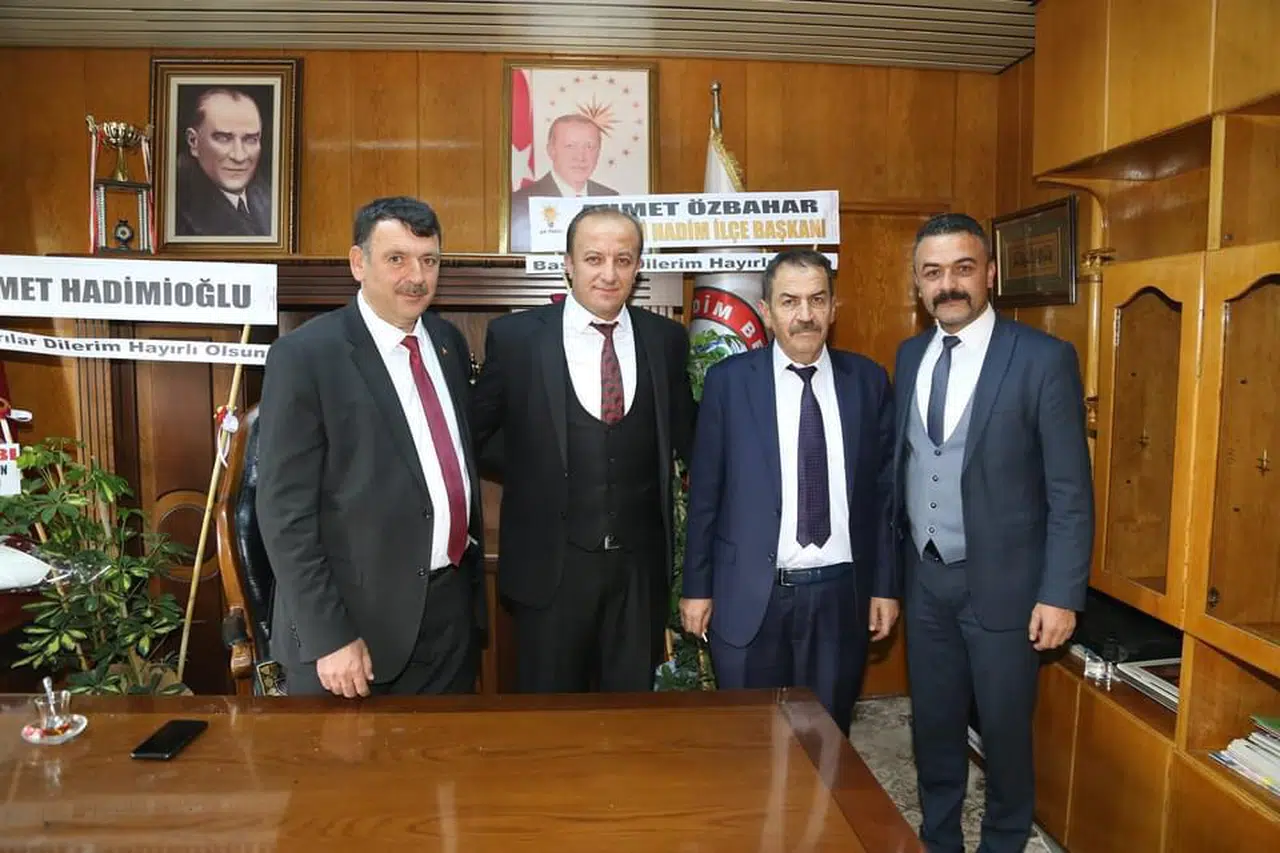 Konya'da duygulandıran kare! Eski başkan ve yeni başkan kol kola