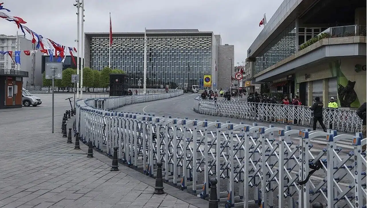 1 Mayıs kısıtlamalarından sonra boş kalan Taksim Meydanı havadan görüntülendi