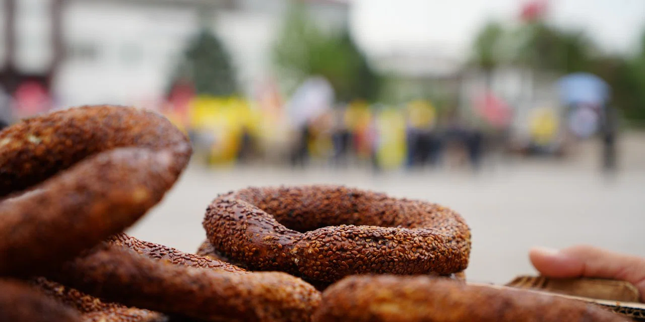 Bir tarafta kutlama, diğer tarafta ekmek parası