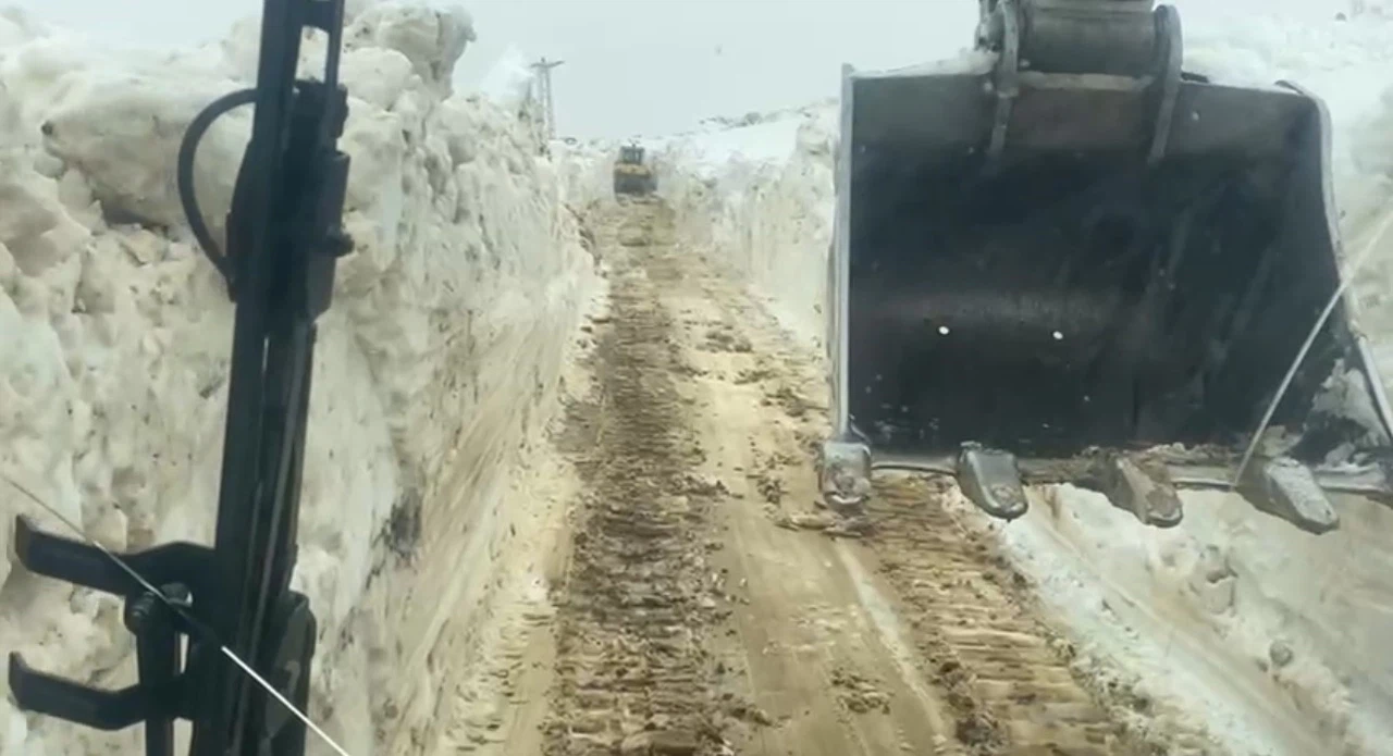 Mayıs ayında 5 metreyi bulan karda yol açma çalışması sürüyor