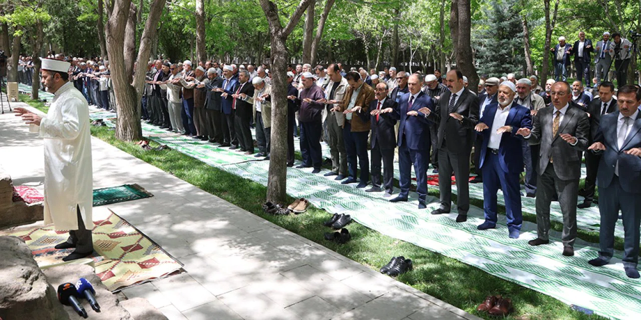 Konya'da eller semaya yağmur için açıldı