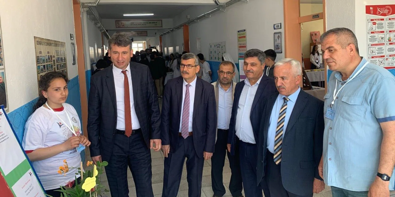 Öğrenciler bilimsel çalışmalarını sergiledi