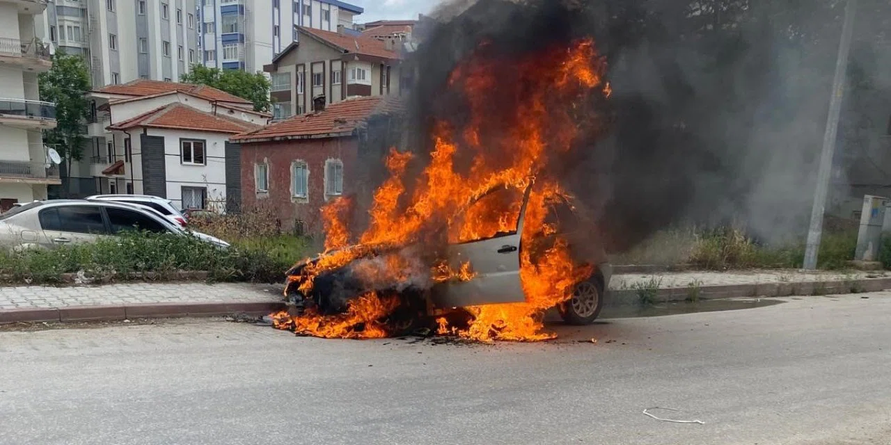 Konya'da kontağı çevirdi, otomobili alev aldı