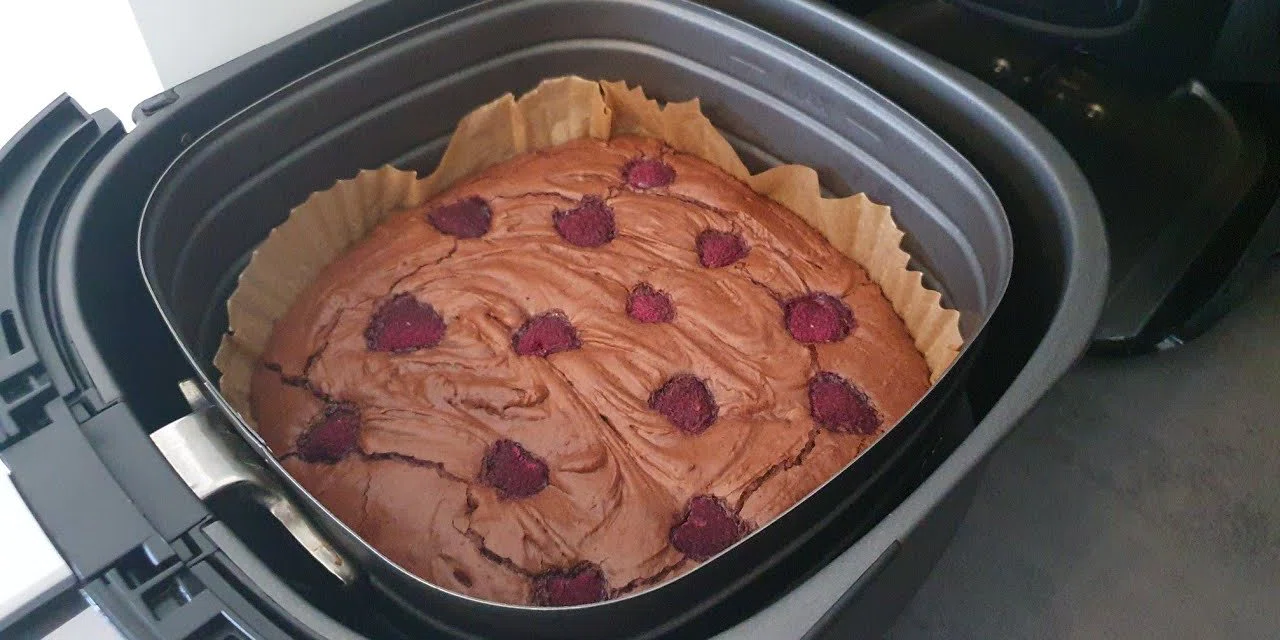 Airfryer'da kek pişirirken deneyin kek daha iyi pişiyor ve asla dağılmıyor!  Airfryer'da kek pişirmenin püf noktası