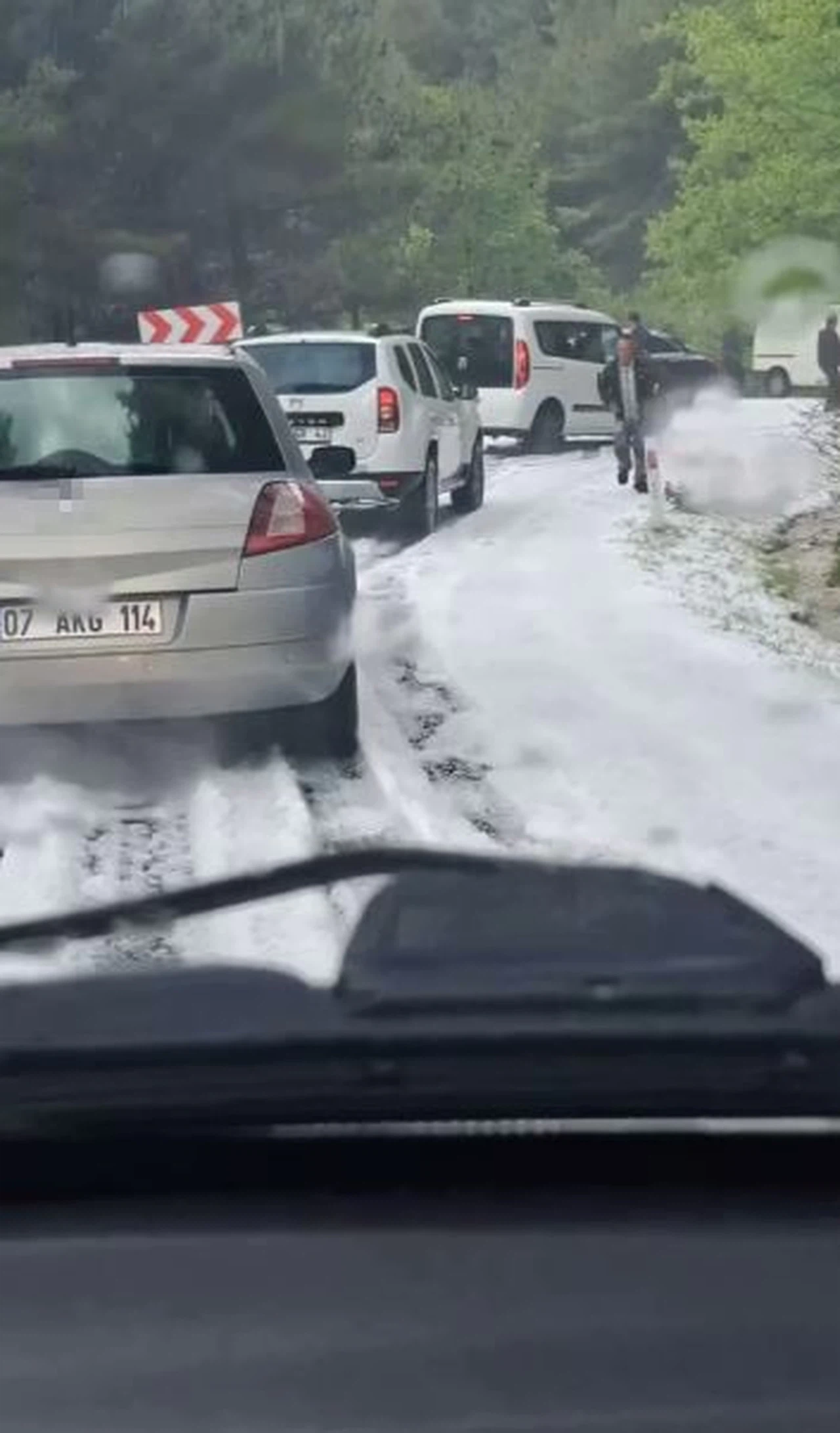 Şiddetli dolu yağışı yayla yolunu beyaza bürüdü