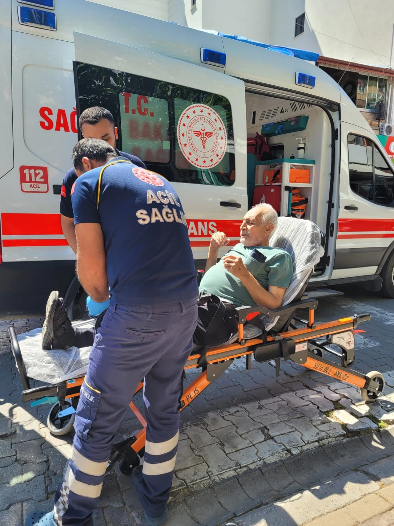 Yürürken protez bacağı çıkan yaşlı adam yaralandı