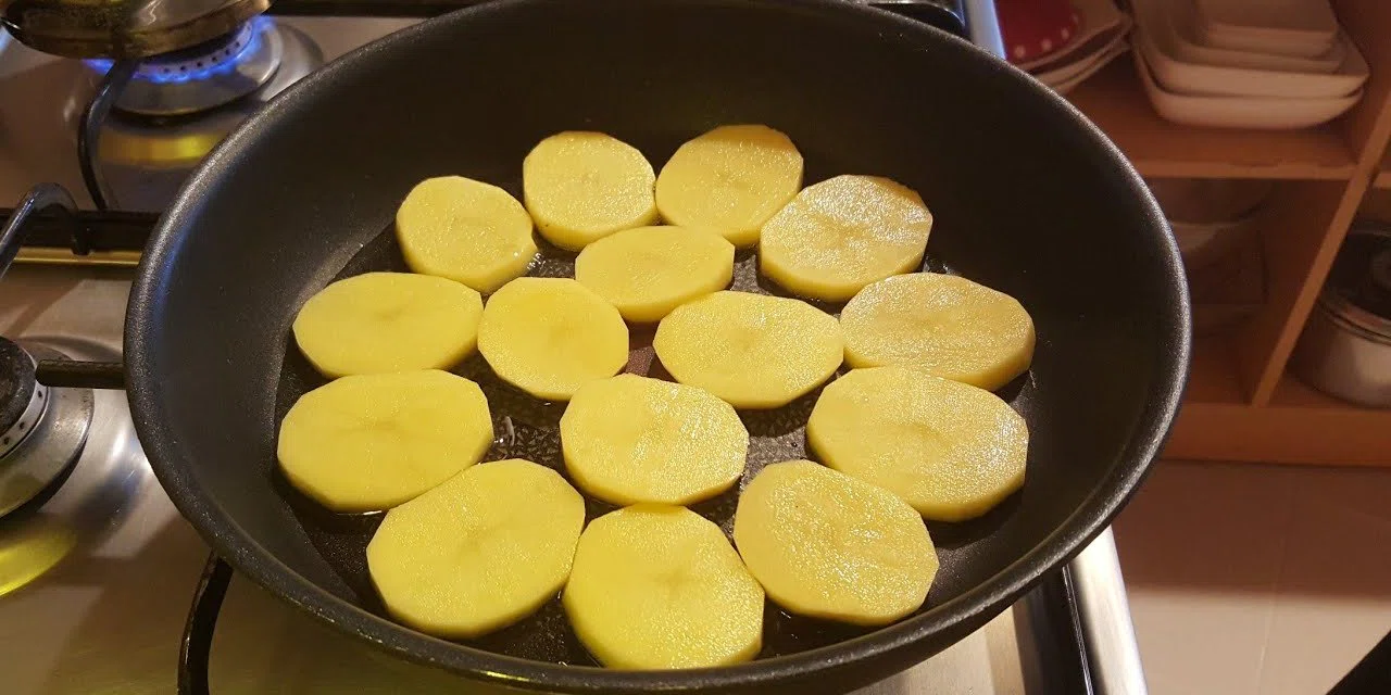 Herkes tadına bayılıyor ama en lezzetlisi nasıl yapılıyor? İhtiyacınız olanlar ''patates ve yumurta''