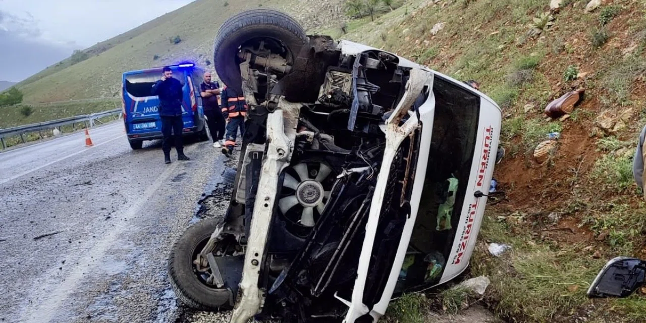 Yolcu minibüsü devrildi: Çok sayıda yaralı var