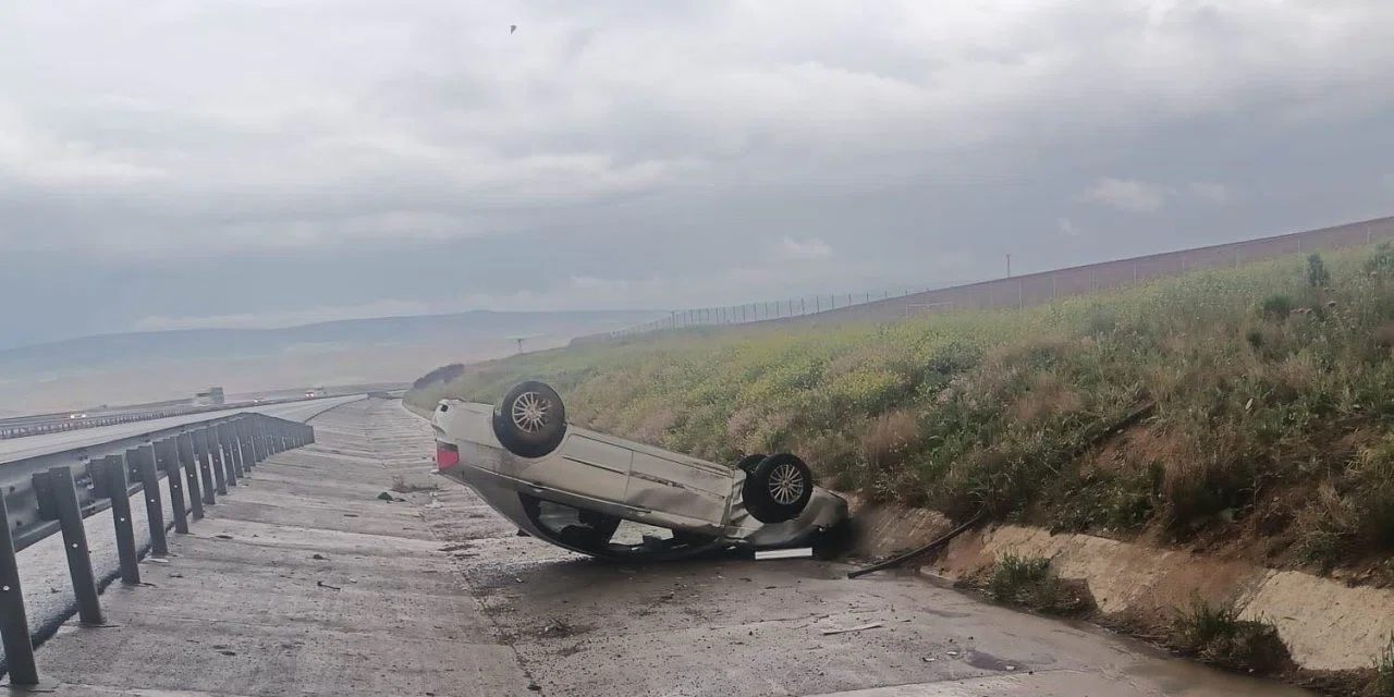 Konya'da kayganlaşan yolda otomobil takla attı: 1 yaralı
