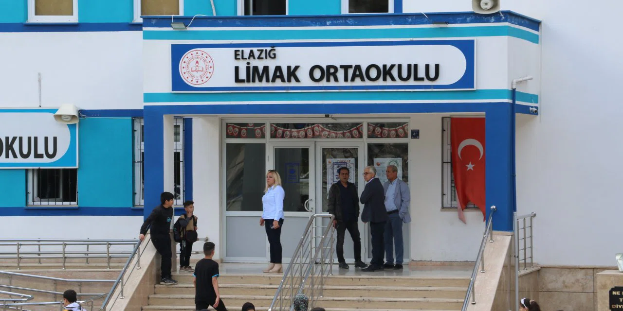 Kopya çekerken yakalanan öğrenci öğretmenini bıçakladı