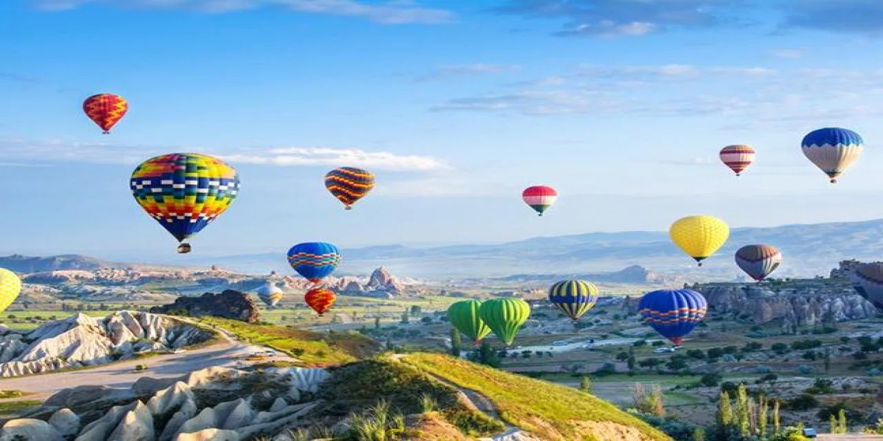 Turistler peribacalarını değil, molozları ve çöpleri seyrediyor