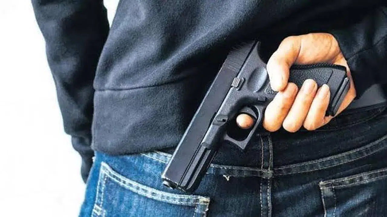 Üzerinden silah çıkan sürücü resmen yalvardı