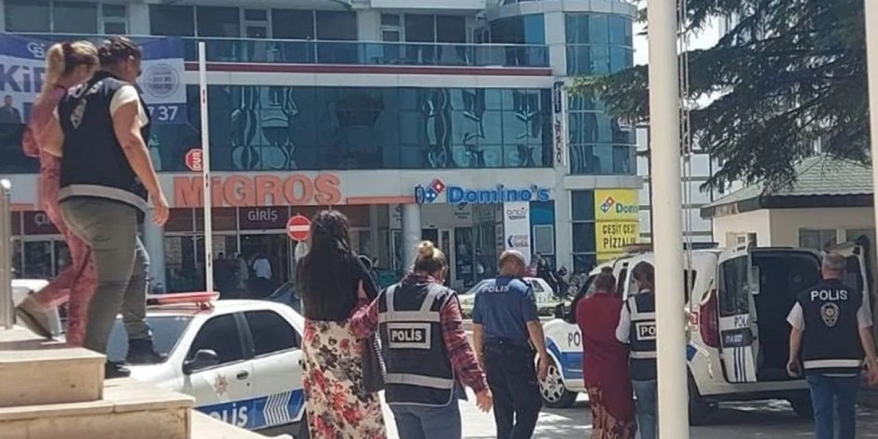 Polis memurunun dikkatinden kaçmayan 3 kadın şüpheli suçüstü yakalandı