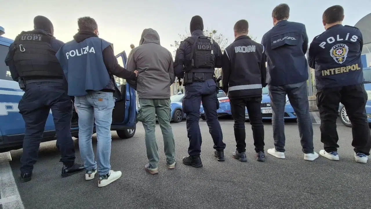 Vize şebekesine operasyon: 10'u memur 30 şüpheliye gözaltı