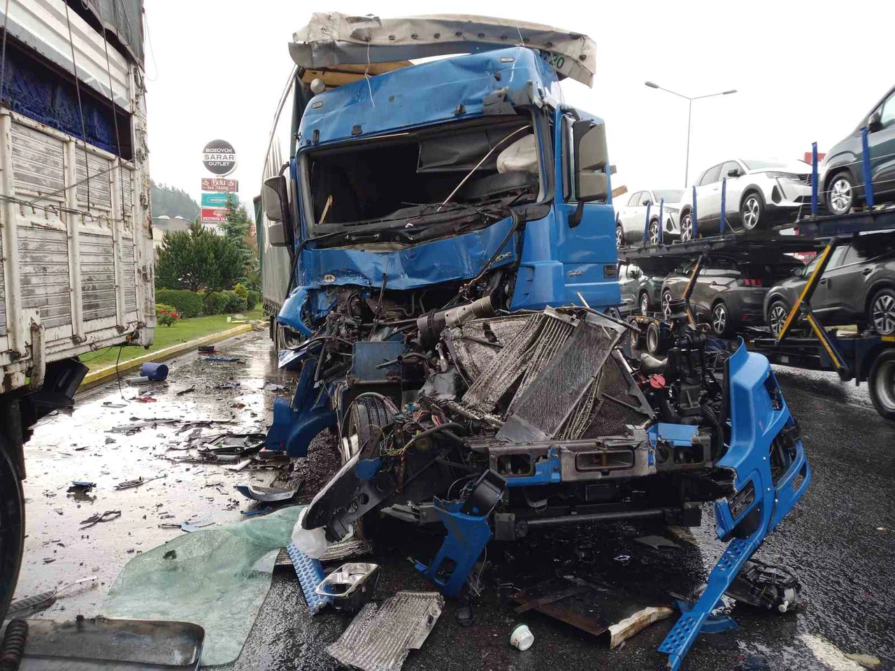 Yabancı uyruklu kadının kullandığı tır, kamyona arkadan çarptı: 2 yaralı