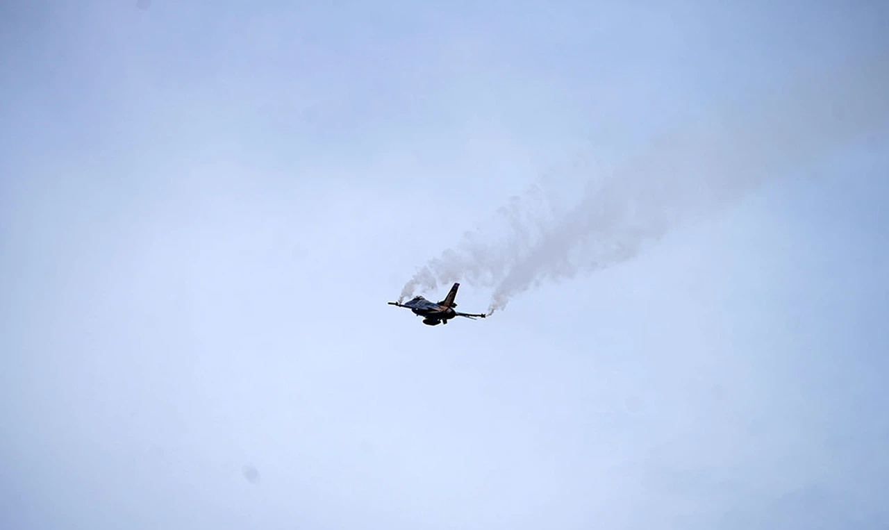 Türk pilotundan F16'nın sınırlarını aşan manevralar